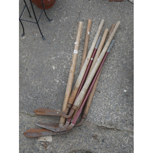 43 - LOT OF GARDEN TOOLS