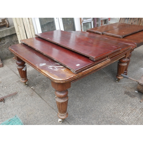 173 - VICTORIAN EXTENSION TABLE WITH 3 LEAVES FOR RESTORATION