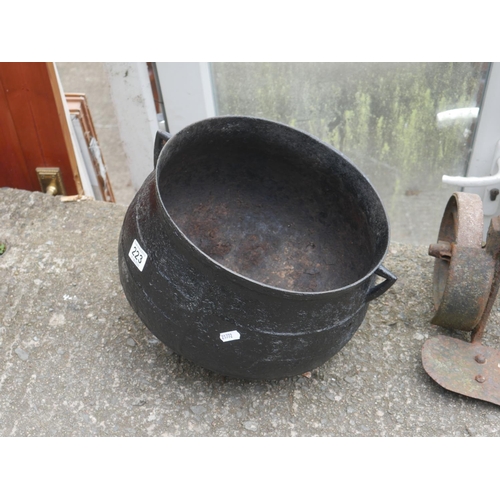 223 - BLACK POT