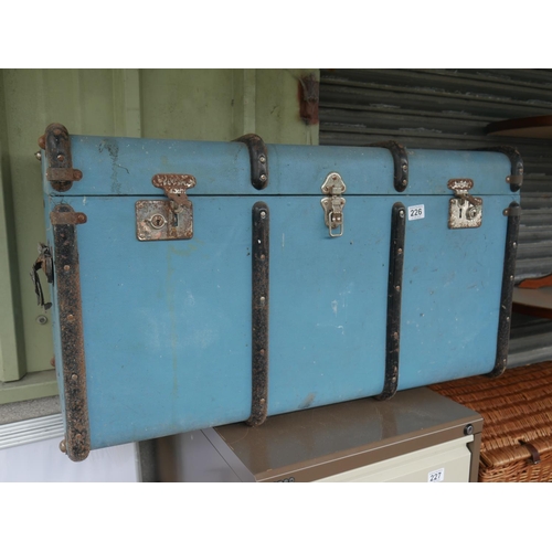 226 - VINTAGE TRAVEL TRUNK