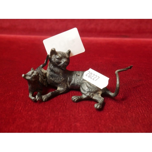 366 - SMALL CAT & KITTEN BRONZE FIGURE