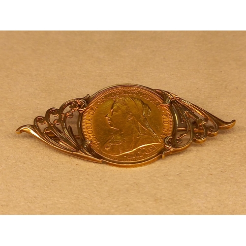 396 - 1895 SOVEREIGN MOUNTED IN GOLD BROOCH