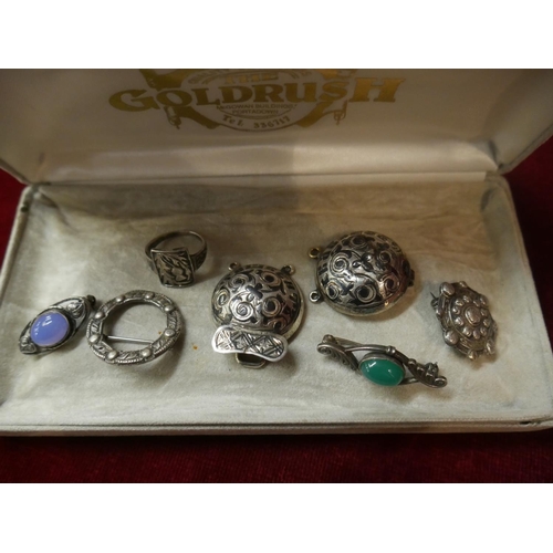 425 - SELECTION OF JEWELLERY INCLUDING SILVER