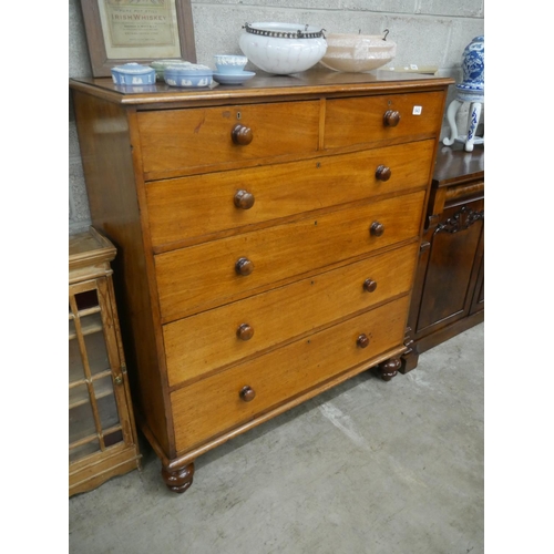 543 - VICTORIAN 2 OVER 4 CHEST OF DRAWERS