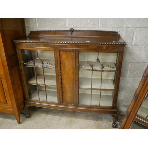 556 - 1920's MAHOGANY DISPLAY CABINET