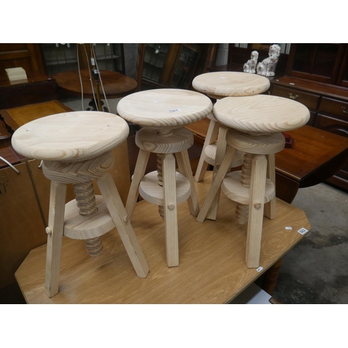 581 - 4 PINE ADJUSTABLE STOOLS