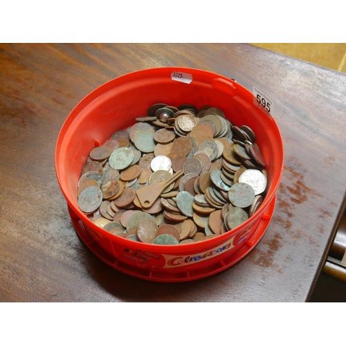 595 - BOX OF MIXED COINS