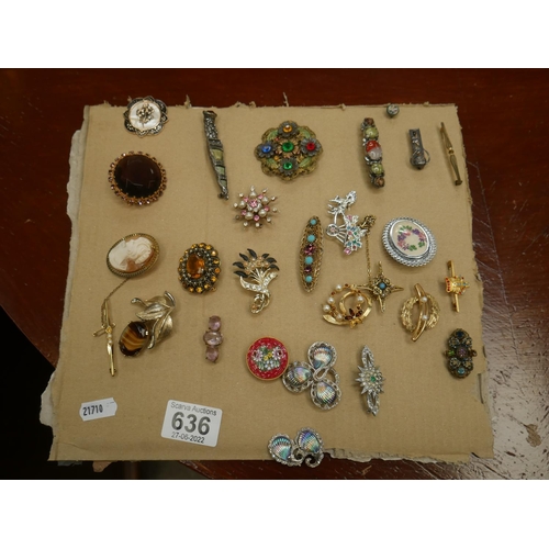 636 - COLLECTION OF BROOCHES