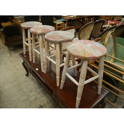 670 - 4 STOOLS