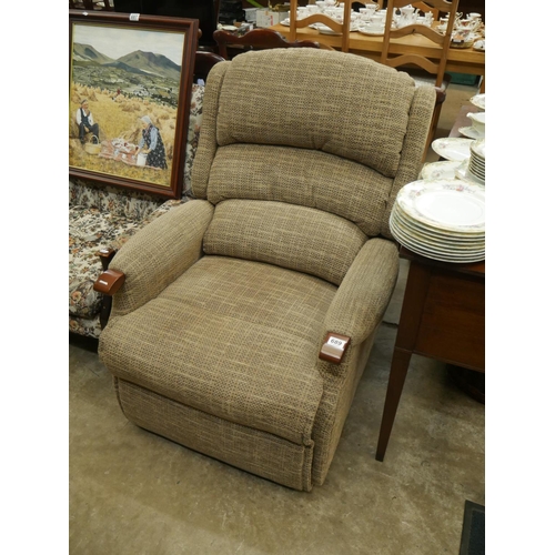 689 - RECLINING CHAIR