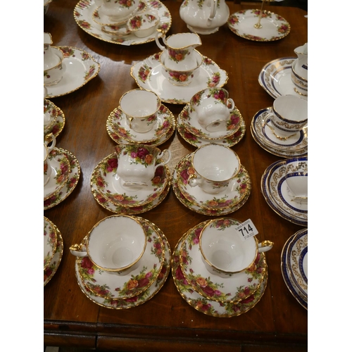 714 - OLD COUNTRY ROSE 21 PIECE TEA SET