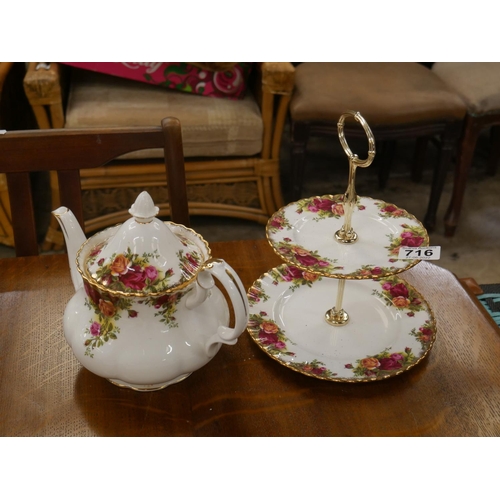 716 - OLD COUNTRY ROSE CAKE STAND & TEA POT