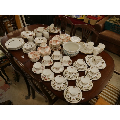 733 - TABLE LOT OF CHINA