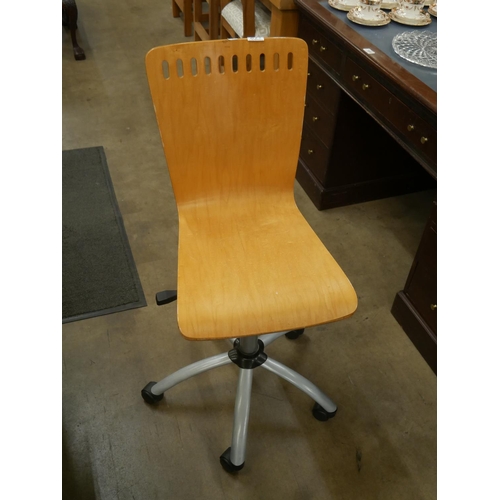 770 - DESK CHAIR