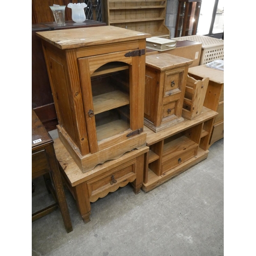 817 - LOT OF MEXICAN PINE FURNITURE