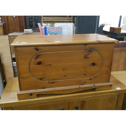 832 - PINE BLANKET BOX