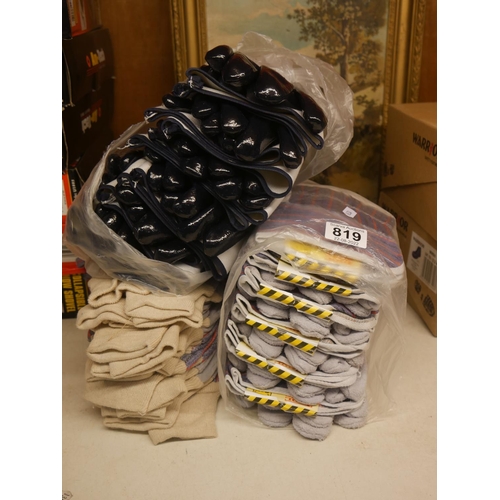 819 - LOT OF WORK GLOVES