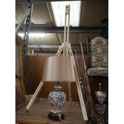 850 - EASLE & TABLE LAMP