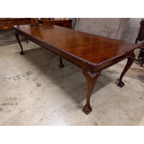 500 - MAHOGANY EXTENSION TABLE WITH 2 EXTRA LEAVES & CENTRE LEG