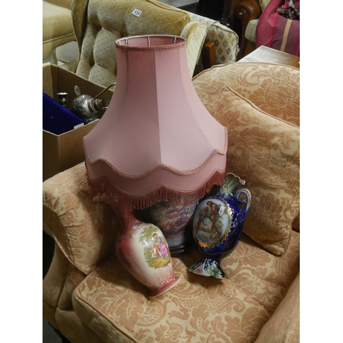 536 - TABLE LAMP & STAFFORDSHIRE VASES