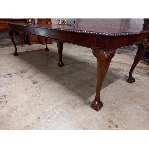 500 - MAHOGANY EXTENSION TABLE WITH 2 EXTRA LEAVES & CENTRE LEG