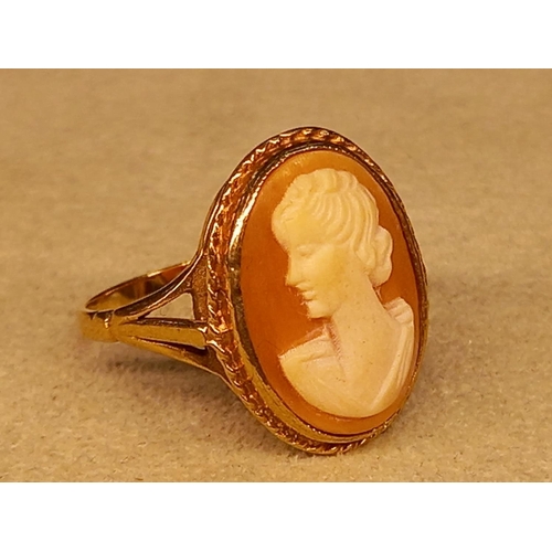 303 - 9CT CAMEO RING SIZE M