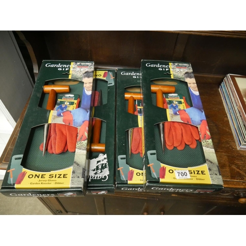 700 - 4 GARDENING SETS