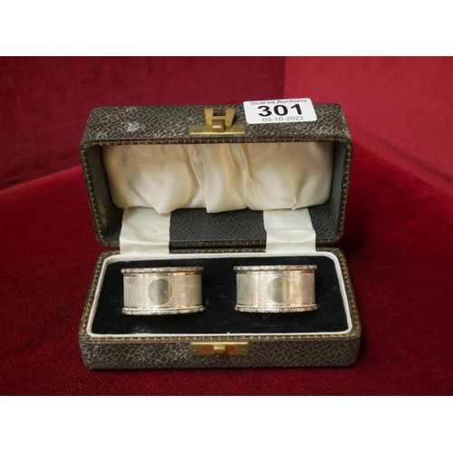 301 - PAIR OF HALLMARKED SILVER NAPKIN RINGS IN CASE 61grms