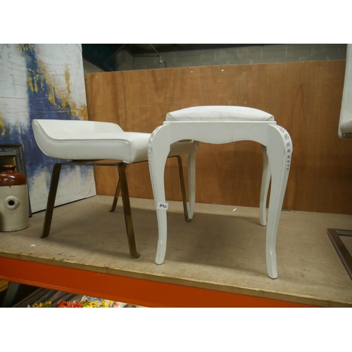 890 - 2 STOOLS