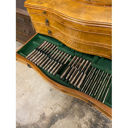 459 - WALNUT 2 DOOR DISPLAY CASE OF 5 DRAWER CUTLERY CHEST WITH LARGE AMOUNT OF SILVER PLATED CUTLERY