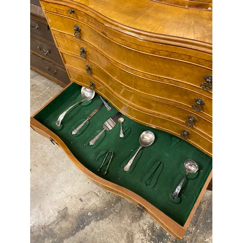 459 - WALNUT 2 DOOR DISPLAY CASE OF 5 DRAWER CUTLERY CHEST WITH LARGE AMOUNT OF SILVER PLATED CUTLERY