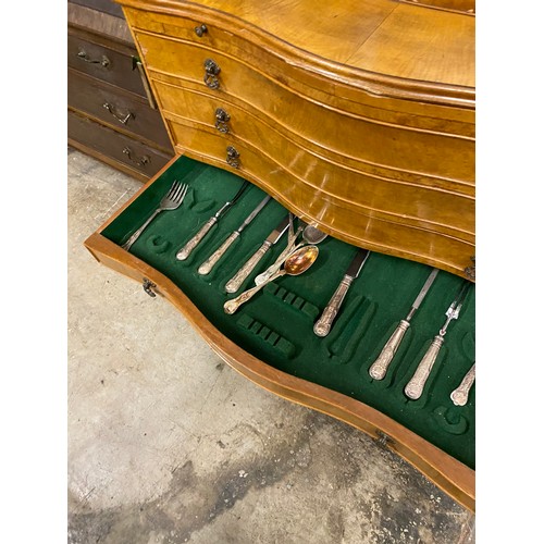 459 - WALNUT 2 DOOR DISPLAY CASE OF 5 DRAWER CUTLERY CHEST WITH LARGE AMOUNT OF SILVER PLATED CUTLERY