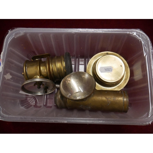 296 - BOX OF BRASS ITEMS