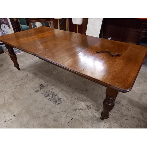VICTORIAN OAK EXTENSION TABLE WITH 2 EXTRA LEAVES & WINDER