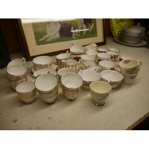 903 - LOT OF MIXED CERAMICS