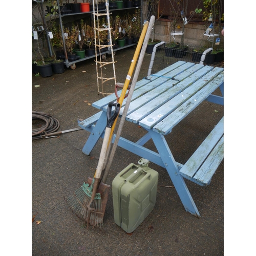 104 - GARDEN TOOLS & JERRY CAN