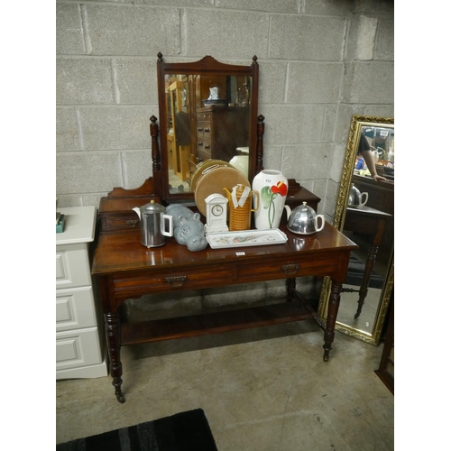 553 - VICTORIAN MAHOGANY DRESSING TABLE