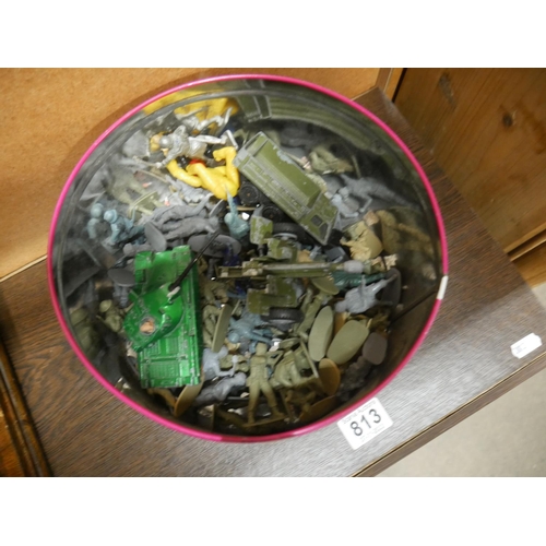 872 - TUB OF BRITAINS SOLDIERS & VEHICLES