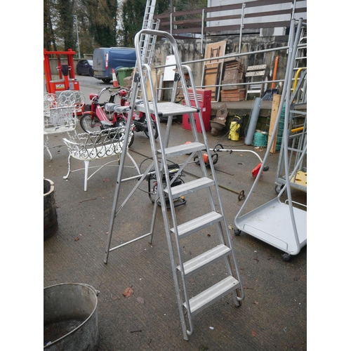 111 - STEP LADDER