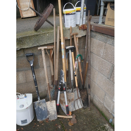 117 - LOT OF HAND TOOLS