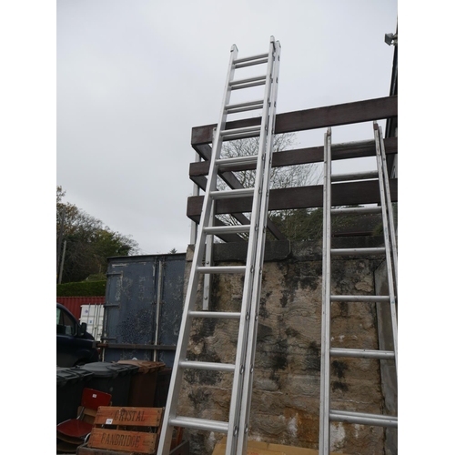 135 - ALUMINIUM EXTENSION LADDER