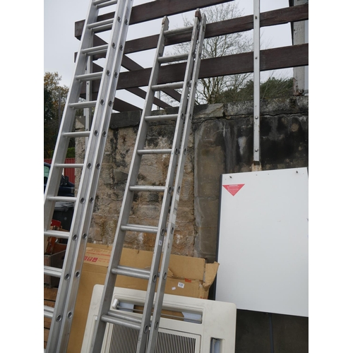 136 - ALUMINIUM EXTENSION LADDER