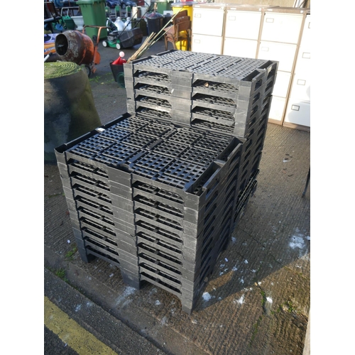 22 - LOT OF SMALL PLASTIC STACKING PALLETS