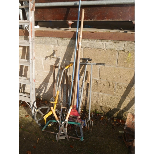 60 - LOT OF HAND TOOLS