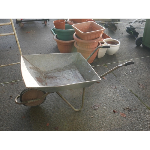 65 - GARDEN WHEELBARROW