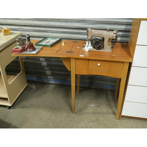 652 - SINGER SEWING MACHINE - RECENTLY SERVICED