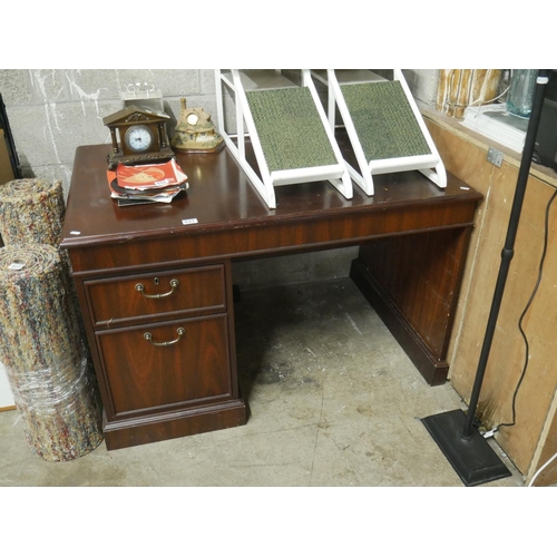 657 - KNEEHOLE DESK