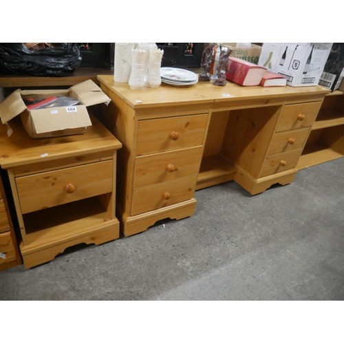 686 - PINE DRESSING TABLE & LOCKER