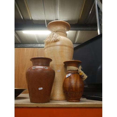 752 - 3 VASES PLUS BOWL