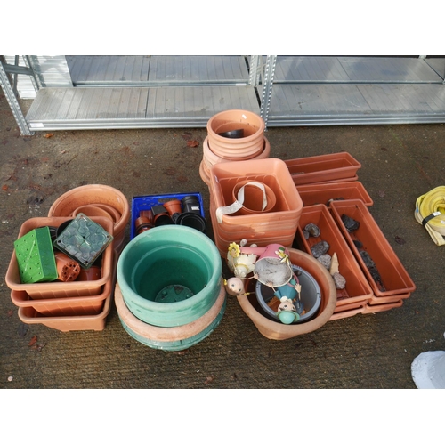 78 - LOT OF PLASTIC PLANTERS